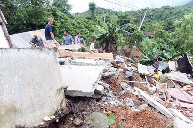 Một căn nhà của người dân ở xã Yên Na bị đổ sập hoàn toàn.