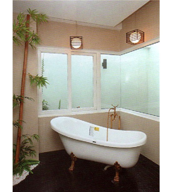 Phòng tắm thoáng đãng trong căn biệt thự trắng.