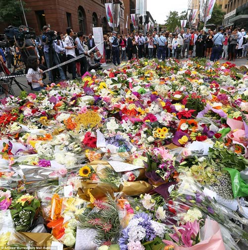 Sau đó, hàng ngàn người đã tụ tập tại Martin Place để đặt hoa tưởng niệm.
