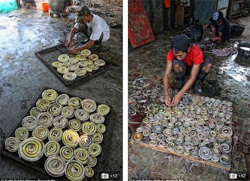 Công nhân cuộn tròn phần da rắn được loại bỏ thịt lên khay để đi phơi. Thịt rắn sẽ được bán cho các quán ăn, trong khi da được bán để sản xuất hàng hóa xa xỉ.