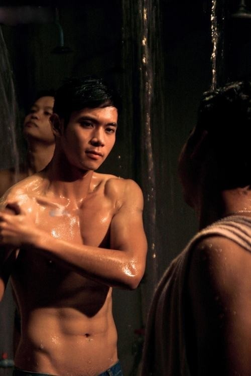Kh&ocirc;ng k&eacute;m cạnh đ&agrave;n anh, c&aacute;c diễn vi&ecirc;n trẻ cũng nỗ lực kh&aacute; nhiều để c&oacute; một cơ thể đẹp khi l&ecirc;n m&agrave;n ảnh. Trong số n&agrave;y nổi trội hơn hẳn l&agrave; Hồ Vĩnh Khoa &ndash; gương mặt bước ra từ bộ phim Hot boy nổi loạn của đạo diễn Vũ Ngọc Đ&atilde;ng. 