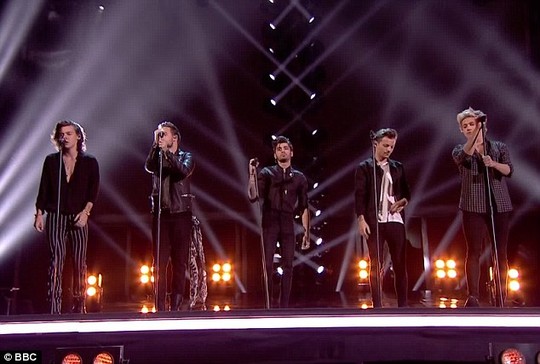 One Direction biểu diễn trong lễ trao giải
