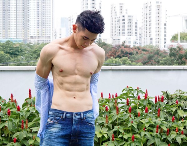 Cũng trong những bộ ảnh, hot boy mới của m&agrave;n ảnh Việt lu&ocirc;n biết c&aacute;ch khoe những đường n&eacute;t săn chắc, gợi cảm như một thế mạnh của m&igrave;nh.