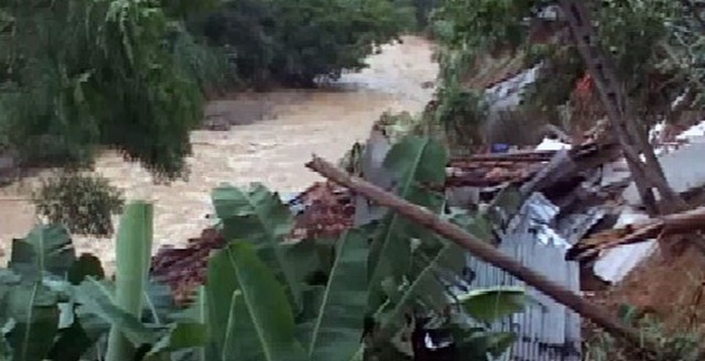 Hiện tại mưa đã ngớt, tuy nhiên, nước trên các con sông đang tăng nhanh khiến nhiều hộ dân đang sống trong thấp thỏm lo lắng.