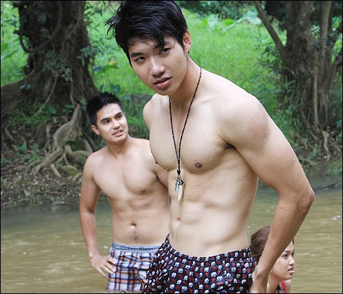 Những bộ phim anh đ&oacute;ng như Bẫy cấp 3, Cảm hứng ho&agrave;n hảo hay Ho&agrave;ng tử v&agrave; lọ lem đều tận dung tối đa những chỉ số ho&agrave;n hảo tr&ecirc;n cơ thể anh để g&acirc;y ấn tượng với kh&aacute;n giả.