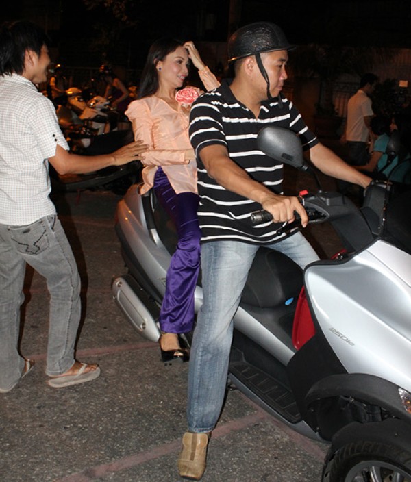 Một lần tại chương trình Hội tụ ngàn sao, huấn luyện viên The Voice nhí Cẩm Ly được ông xã Hữu Minh chở đi diễn bằng xe máy. 