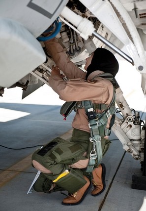 Thiếu tá Al Mansouri kiểm tra máy bay lần cuối trước khi cất cánh