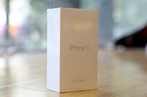 iPhone 5 Refurbished được Apple cung cấp với phụ kiện tương tự như hàng mới nhưng có hộp đựng bên ngoài khác.