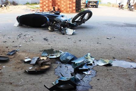 Chiếc xe máy của các nạn nhân bị sắt đè biến dạng, hư hỏng hoàn toàn.