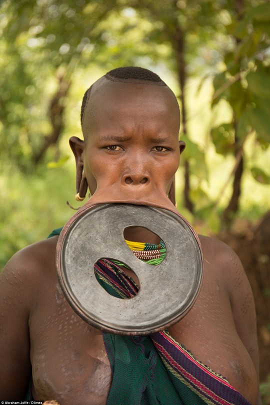 Nó gấp 2 lần một chiếc đĩa thông thường mà phụ nữ Ethiopia thường đeo. Ảnh: Daily Mail