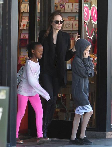 Nữ diễn viên 39 tuổi đưa hai con gái Zahara và Shiloh đi mua sắm.