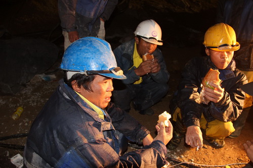 Anh Tăng (bìa trái) kể lại cuộc trò chuyện ngắn ngủi của mình với nạn nhân qua ống dây. Ảnh: Phước Tuấn