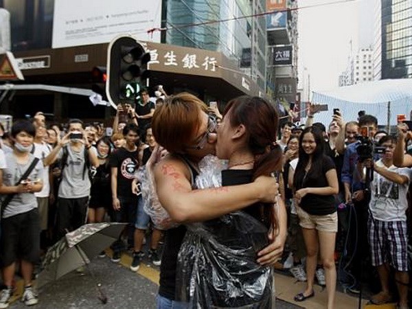 Dành tặng bạn gái nụ hôn nồng cháy sau khi được đồng ý ngay nơi diễn ra biểu tình. Nguồn: Reuters