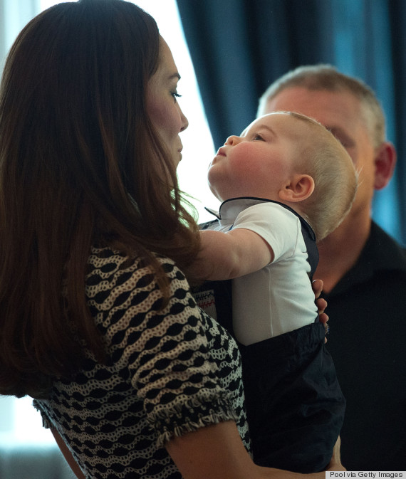 Hoàng tử George có những cử chỉ rất đáng yêu cùng mẹ. Ảnh: Getty Images