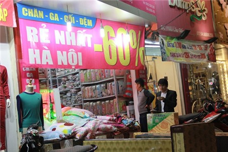 Hà Nội chớm lạnh, quần áo mùa đông giảm giá 60%