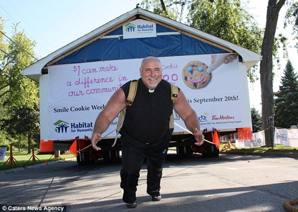 Năm 2010, vị linh mục này tiếp tục khiến mọi người bất ngờ khi kéo một ngôi nhà nặng 40 tấn ở trên đường.