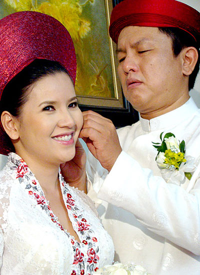Diễn viên Ngọc Trinh và người chồng Hàn Quốc tại hôn lễ vào năm 2012. Ảnh: Thoại Hà