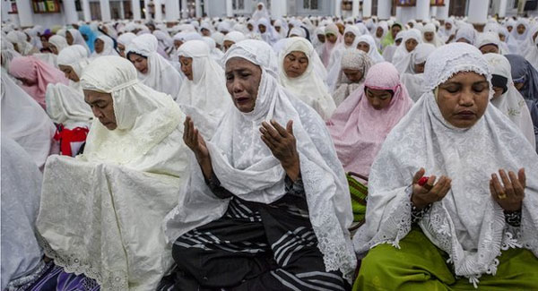 Tại thành phố Banda, thủ phủ tỉnh Aceh, Indonesia hàng ngàn người đã có mặt trong buổi lễ tưởng nhớ nạn nhân động đất/sóng thần tại Nhà thờ Lớn được xây dựng từ thế kỷ 19, một trong số ít những công trình trụ lại được sau đại thảm họa 10 năm trước.