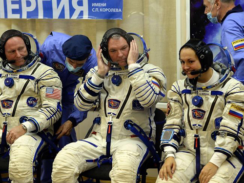 Cùng bay với cô còn có phi hành gia Alexander Samokutyayev (Nga) và Barry Wilmore (NASA). Họ được đưa vào vũ trụ bằng tàu Soyuz TMA-14M, từ trung tâm phóng tàu vũ trụ ở Baikonur, Kazakhstan.
