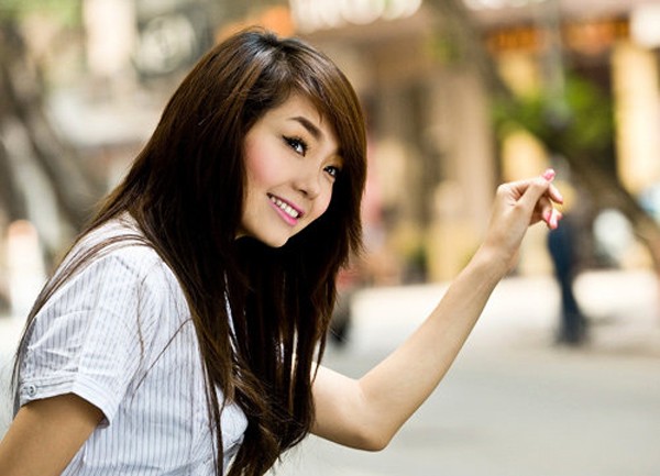 Năm 2009 là thời điểm Minh Hằng là gương mặt mới nổi của showbiz Việt với vai trò diễn viên cùng hit Một vòng Trái Đất kết hợp với nam ca sĩ Tim. 