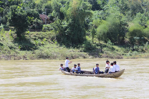 Quảng Ngãi, học sinh, qua sông, bè