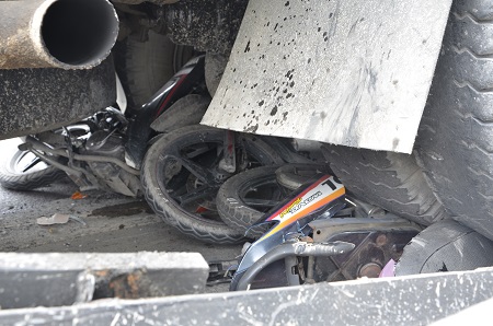 Các xe máy của nạn nhân bị cuốn vào gầm xe rác