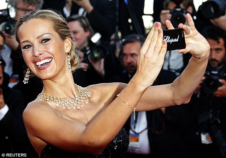 Người mẫu Petra Nemcova chụp hình “tự sướng” trên thảm đỏ LHP Cannes hồi tháng 5.