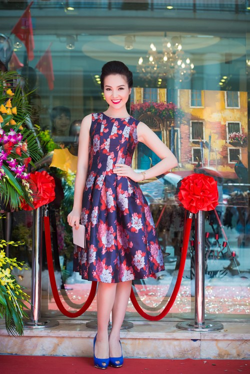 Sao nội ngoại đua nhau diện hoa văn tối m&agrave;u