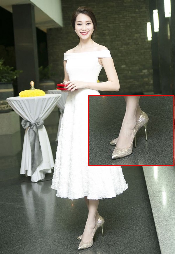 Hoa hậu không bao giờ chọn giày quá lòe loẹt mà chỉ vừa đủ nổi bật, tỏa sáng trước ống kính.