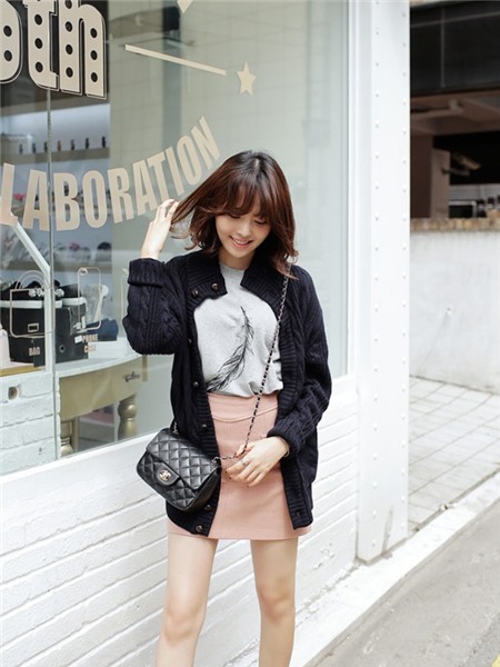 Mặc cardigan đẹp: 1 b&agrave;i to&aacute;n với nhiều c&aacute;ch giải 30