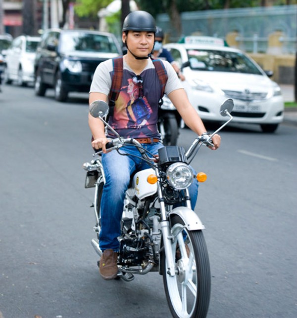 Nam diễn viên Trai nhảy Ngọc Thuận sở hữu riêng một chiếc motor làm phương tiện để anh đi đóng phim và tới các nhà hát kịch. 