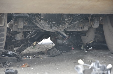Các xe máy của nạn nhân bị cuốn vào gầm xe rác