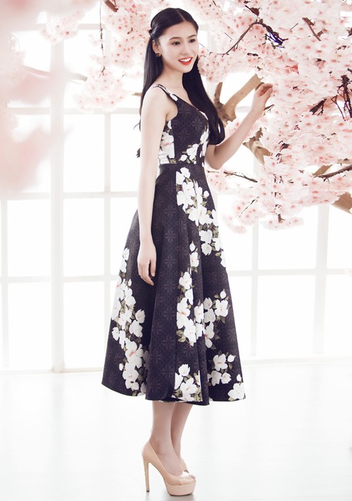 Sao nội ngoại đua nhau diện hoa văn tối m&agrave;u