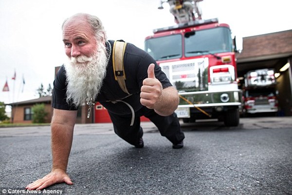 Ông Pastor Kevin Fast kéo một chiếc xe cứu hỏa di chuyển quãng đường dài hơn 3m.