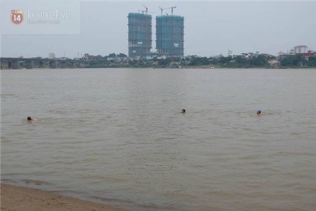 Người Hà Nội vẫn tắm ở bãi giữa sông Hồng trong ngày giá rét 4