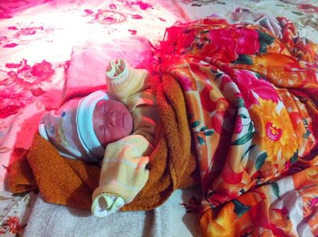 Sau khi được ủ ấm bằng chăn bông, nệm, áo quần mũ, bé đã nằm ngủ ngon lành, người hồng hào và ấm áp