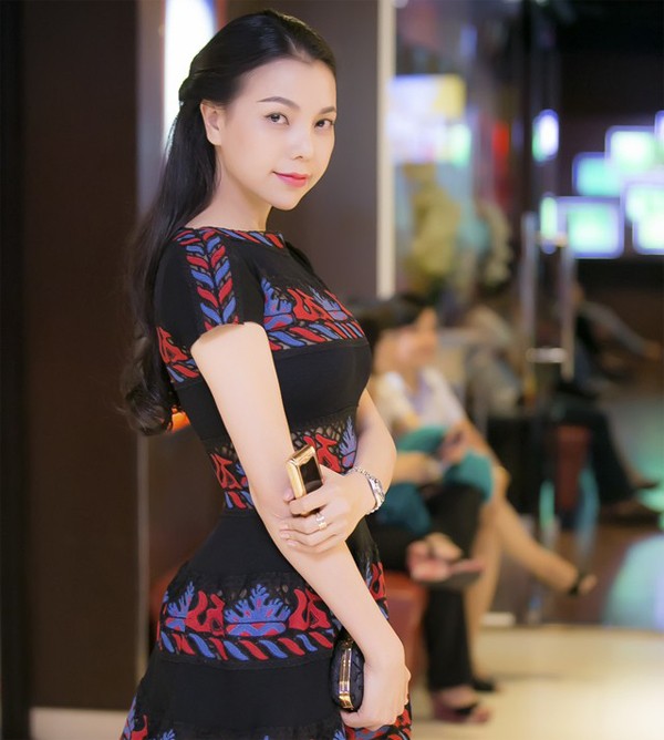 Đầu tháng 8/2014, người đẹp Trà Ngọc Hằng tới tham dự buổi ra mắt một bom tấn Hollywood, cô trở thành tâm điểm chú ý khi khoác lên người những món đồ đắt tiền. 
