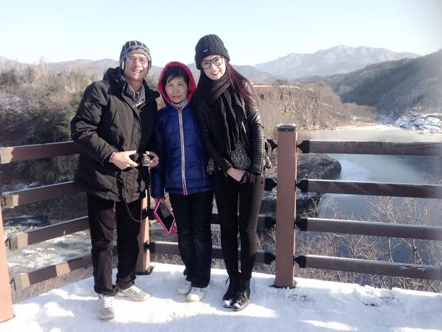 Ngọc Hân và bố mẹ trong chuyến du lịch nước ngoài.