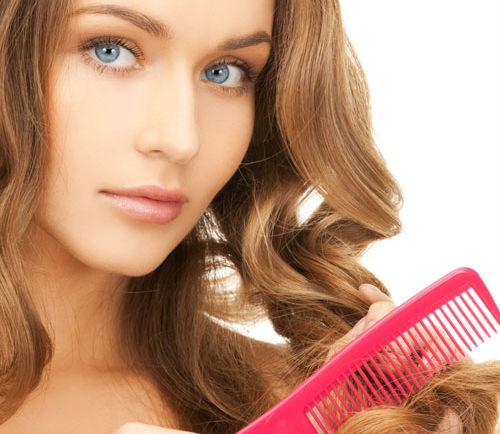 5. Dùng lược thưa để chải tóc: Không nên sử dụng lược thông thường mà nên dùng lược răng thưa hoặc các ngón tay để vuốt tóc sẽ giúp giữ các lọn tóc của bạn giữ được lâu hơn.