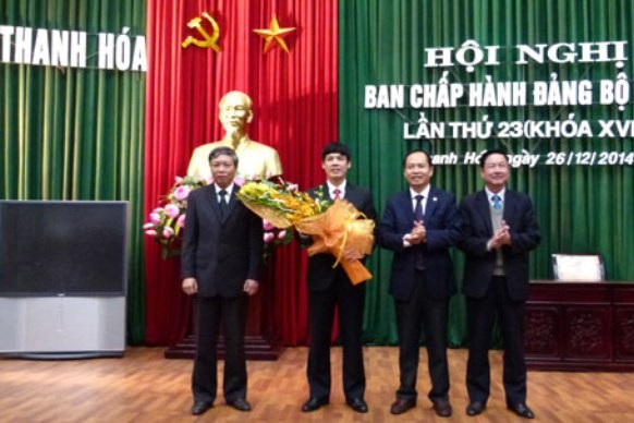 Ông Nguyễn Đình Xứng (đứng thứ 2 từ trái qua phải)được bầu giữ chức phó Bí thư tỉnh Thanh Hóa.