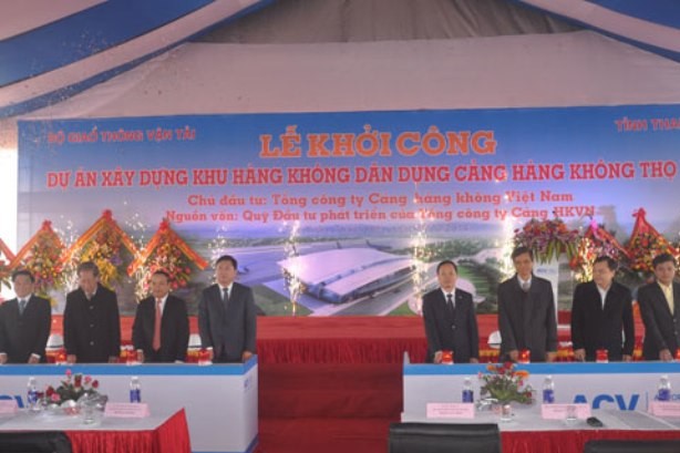 Các đồng chí lãnh đạo Trung ương, tỉnh Thanh Hóa và các đại biểu đã ấn nút khởi công dự án