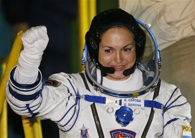 Tại một cuộc họp báo trước khi bay, Serova cho biết: Chuyến bay này là công việc của tôi. Tôi sẽ là người phụ nữ đầu tiên của Nga bay lên ISS. Tôi cảm thấy có trách nhiệm rất lớn trước những người đã giảng dạy và huấn luyện chúng tôi. Tôi muốn nói với họ: Chúng tôi sẽ không làm các vị thất vọng!.
