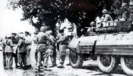 Bộ đội Việt Nam và quân Pháp bàn giao tiếp quản