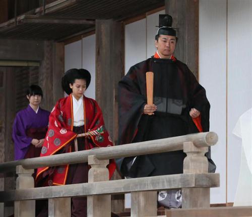 Gia tộc Senge của chú rể vốn quen biết với bố mẹ của cô dâu, tức vợ chồng Hoàng thân Takamado từ trước