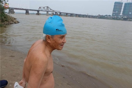 Người Hà Nội vẫn tắm ở bãi giữa sông Hồng trong ngày giá rét 6