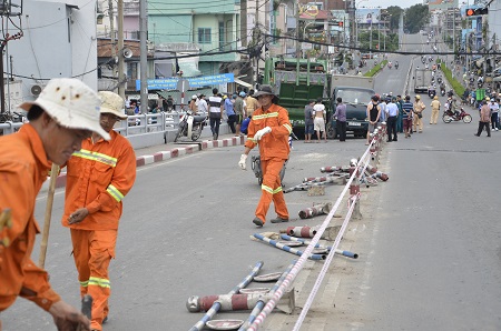 Một đoạn dải phân cách bị ủi bay