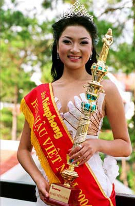 Và Nguyễn Thị Huyền đã đăng quang. Vượt qua dư luận ồn ào vào thời điểm đó, cô gái 19 tuổi tỏa sáng ngay trong đêm chung kết.