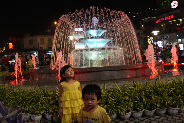 Đài nước với nhiều sắc màu tại quảng trường Đông Kinh Nghĩa Thục