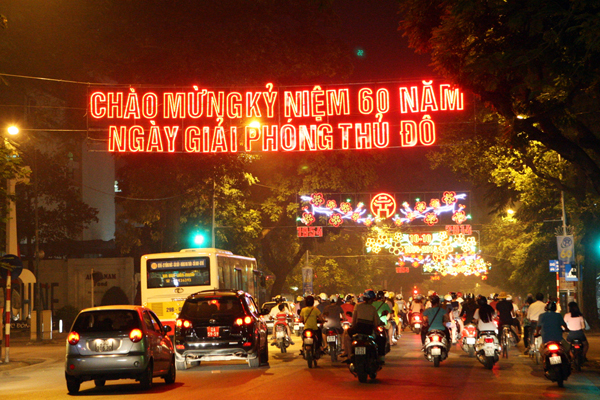 Dòng chữ Chào mừng kỷ niệm 60 năm ngày giải phóng Thủ đô với nhiều hoa văn trang trí chạy dọc trên phố Bà Triệu, Hàng Bài.