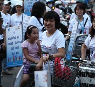 Chị Huỳnh Hương Thanh (32 tuổi, ở phố Lý Nam Đế, Hoàn Kiếm, Hà Nội) cùng con gái Khánh Chi (5 tuổi) hào hứng tham gia đạp xe hưởng ứng sự kiện. 